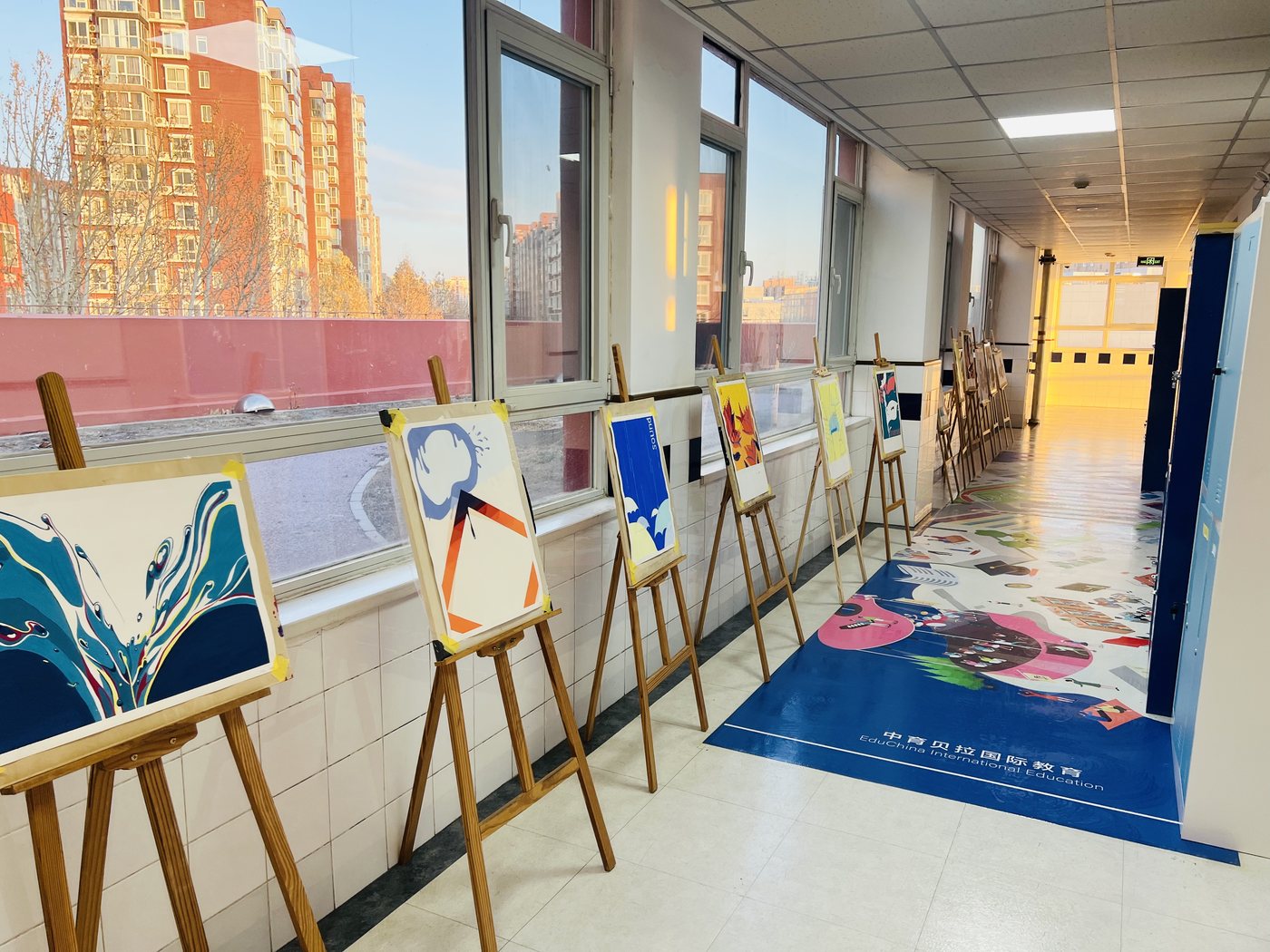 艺术作品展示走廊